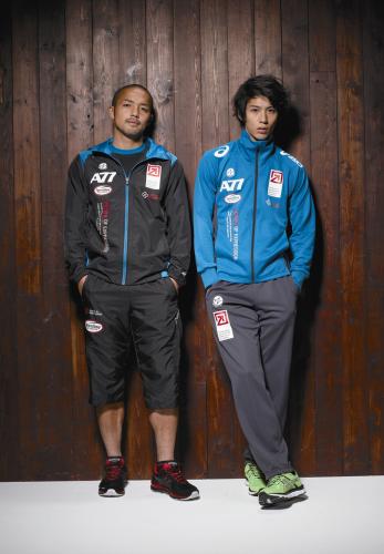 アシックスの新スポーツウェアに身を包む清水・小野伸二（左）と俳優の賀来賢人