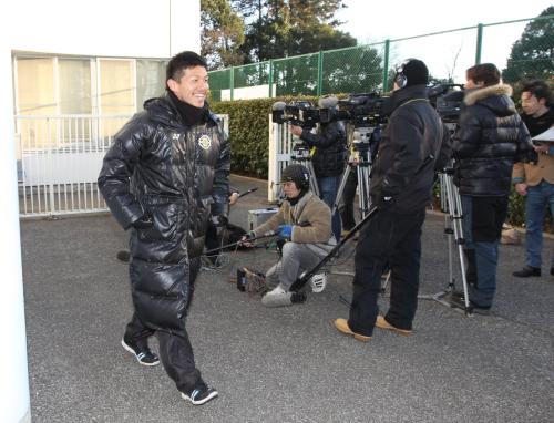 今季の練習を開始した柏の大谷秀和（左）は大勢の報道陣に苦笑いを浮かべる