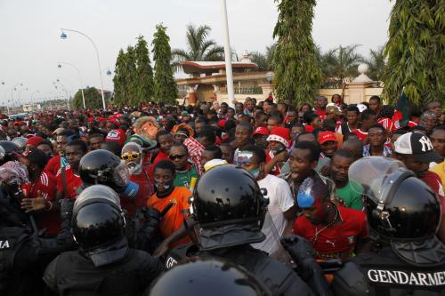 警官隊と衝突する赤道ギニアのサポーター