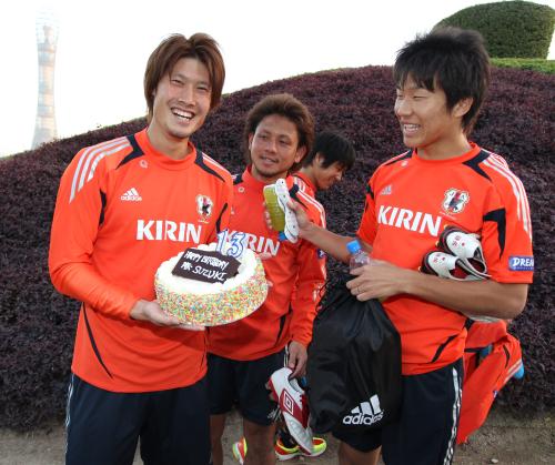 誕生日を迎えた鈴木（左）は報道陣が用意したケーキを手に（右から）永井、山田、比嘉の祝福を受ける
