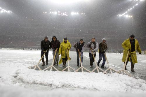 ＜インテル４―４パレルモ＞試合前に除雪をするスタジアム関係者