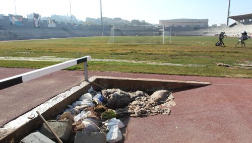 ＜Ｕ２３日本代表・アンマン＞シリア戦が行われるキングアブドラハ国際スタジアムの障害競走の施設にゴミがたまる