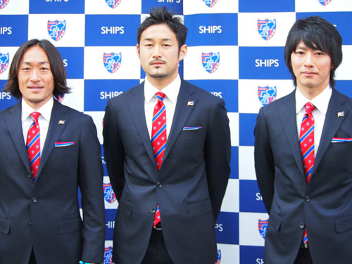 新スーツを披露する（左から）石川、塩田、高橋