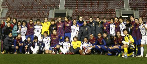 親善試合を終え、記念写真に納まるバルセロナの女子チームとＩＮＡＣ神戸の選手たち
