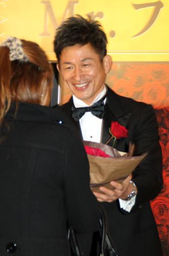 初代Ｍｒ．フラワーバレンタインに就任した三浦知良は一般参加カップルに花束をプレゼント