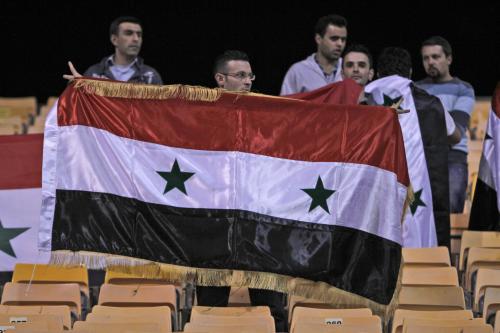 シリアの国旗を掲げるサポーター