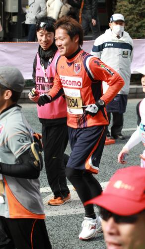 ＜東京マラソン２０１２＞銀座付近を笑顔で力走する元大宮・塚本氏