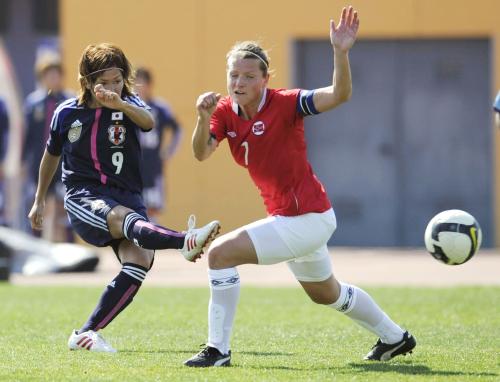 サッカー女子アルガルベ・カップ初戦のノルウェー戦で、勝ち越しゴールを決める川澄（左）