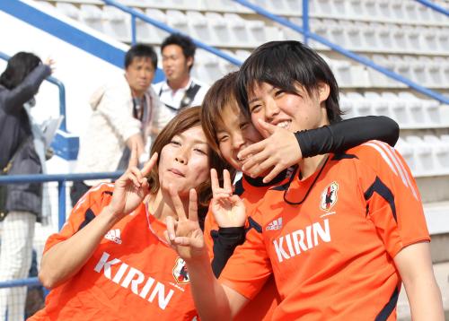 決勝前でもリラックス！練習を終えピースサインする（左から）川澄、田中、熊谷