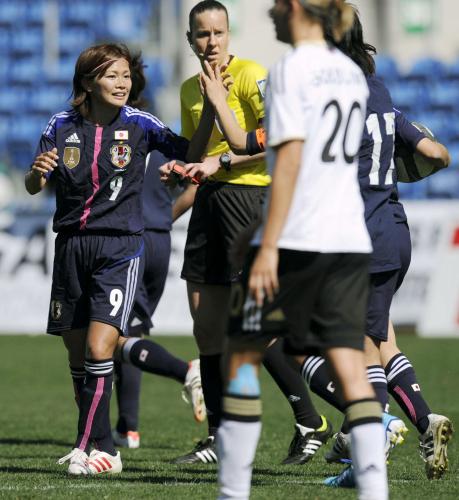 サッカー女子アルガルベ・カップ決勝のドイツ戦で、前半にゴールを決めタッチを交わす川澄（９）