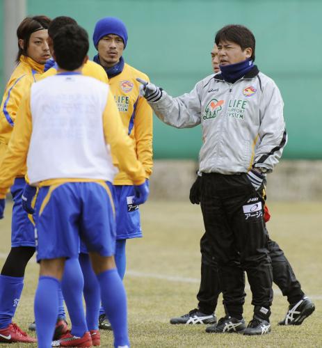 Ｊ１開幕を控えた練習で、選手に指示を出す仙台・手倉森監督