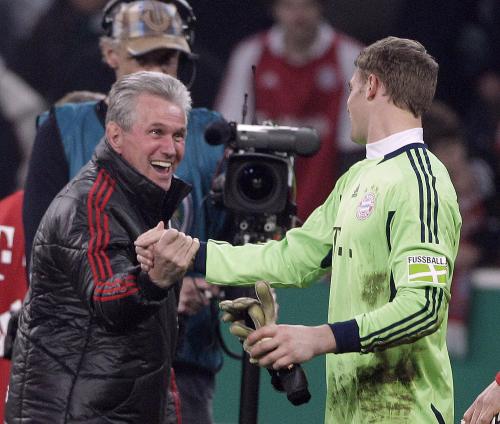 ＜ドイツ杯　ボルシアＭＧ０―０(PK2-4)バイエルンＭ＞試合後に握手するバイエルンＭのハインケス監督（左）とＧＫノイアー