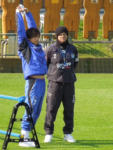 Ｇ大阪の呂比須ヘッドコーチ（右）は練習後に遠藤と１対１でミーティングをする