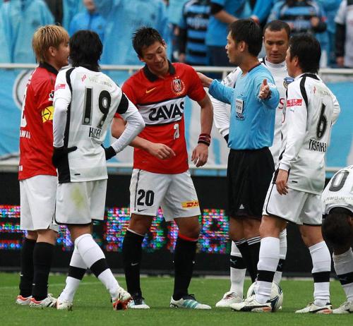 ＜浦和・川崎Ｆ＞後半３５分、この試合２枚目のイエローカードで退場となった浦和・槙野（左から３人目）