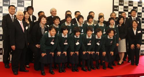 ＪＦＡアカデミー堺の開校式、笑顔で記念撮影する一期生たち