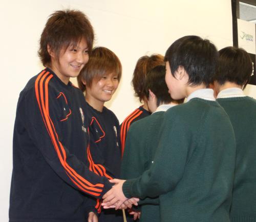 ＪＦＡアカデミー堺の一期生たちと笑顔で握手する（左から）菅沢、田中