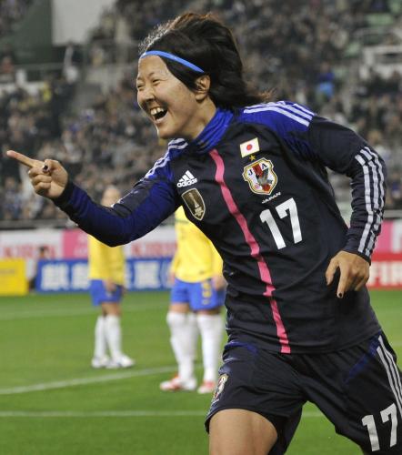 ＜日本―ブラジル＞後半、勝ち越しゴールを決め、笑顔で駆けだす永里