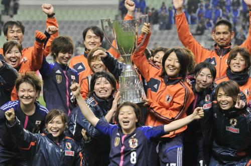 キリン・チャレンジカップで優勝を決め、カップを掲げ喜ぶ日本イレブン