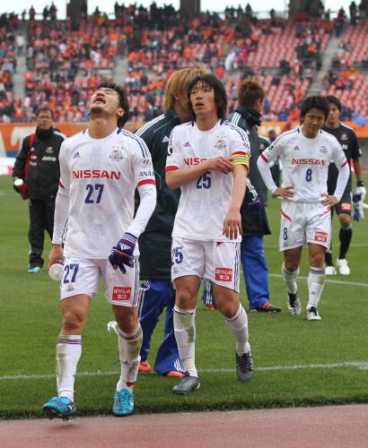 ＜新潟・横浜＞リーグ戦５試合目を終えていまだ未勝利。天を仰ぐ富沢（左端）ら横浜イレブン