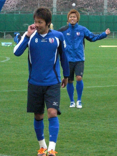 笑顔で練習から引き揚げるＣ大阪のＭＦ清武（左）