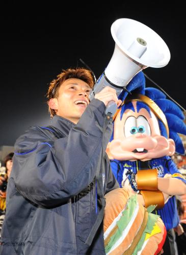 ＜Ｇ大阪・川崎Ｆ＞試合後、決勝ゴールを決めたＧ大阪・阿部は、サポーターに感謝を込めあいさつする