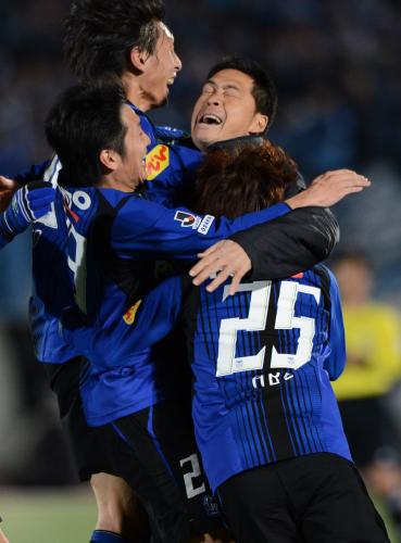 ＜Ｇ大阪・川崎Ｆ＞後半４０分、決勝ゴールを挙げた阿部（右下２５）らイレブンと抱き合う松波監督