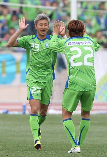 ＜湘南・横浜ＦＣ＞後半７分、勝ち越しゴールを決めた湘南・高山（左）は大野と笑顔でタッチ