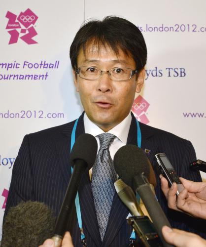 抽選会を終え、質問に答えるロンドン五輪サッカー男子日本代表の関塚隆監督
