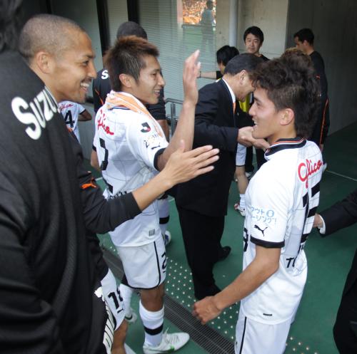 ＜ＦＣ東京・清水＞試合後、小野（左）と村松（中）とハイタッチする高木俊幸