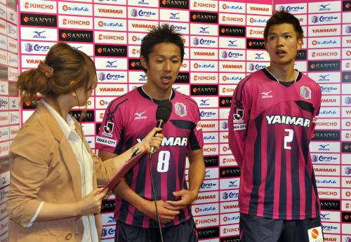 ＜Ｃ大阪・磐田＞試合後、並んでインタビューを受けるＣ大阪・清武（左）と扇原