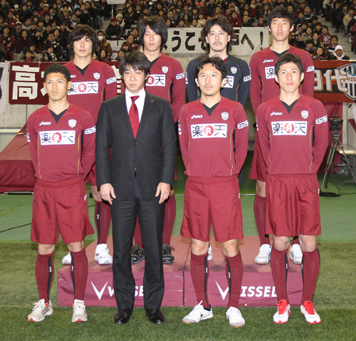 田代（後列左）、橋本（前列右から２人目）らを補強してシーズンに臨んだ神戸・和田監督（前列左から２人目）だったが…
