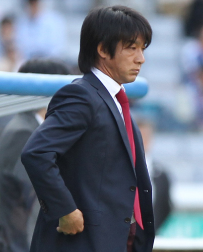 ２８日の横浜戦で、厳しい表情でピッチを見つめる和田監督