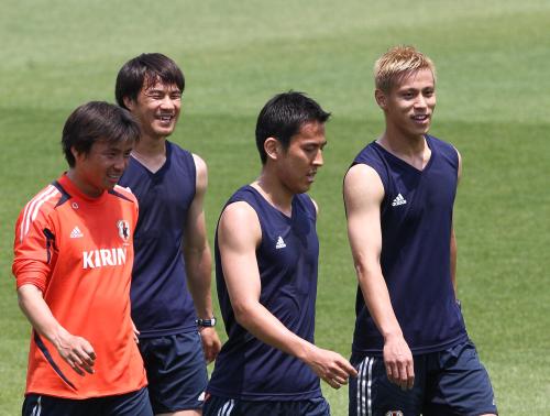 笑顔で練習する（左から）乾、岡崎、長谷部、本田