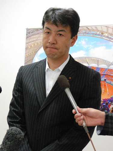 辞任した新潟の黒崎監督はクラブハウスで取材陣に囲まれ無念の表情