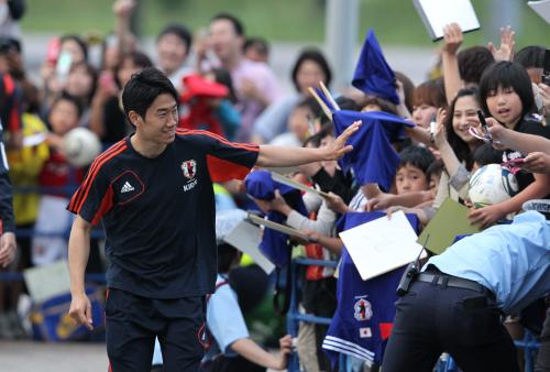 日本代表の香川はファンの声援に手を振って応える