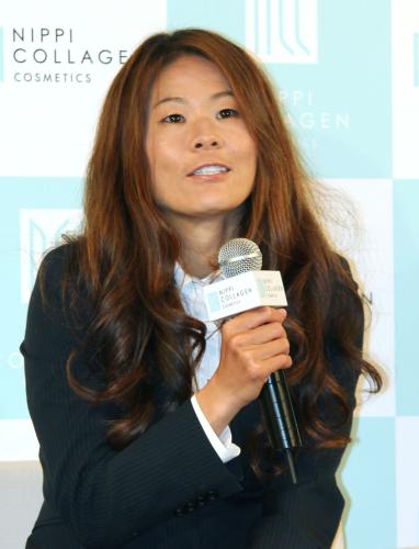 質問に答えるサッカー女子日本代表の沢穂希