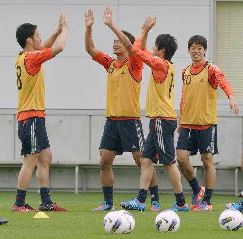 和やかな雰囲気でミニゲームをする（左から）吉田、槙野、内田、香川
