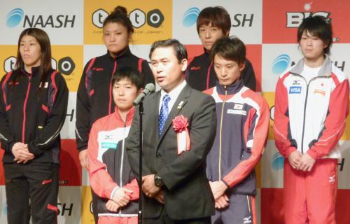 ロンドン五輪に向け決意を語るサッカー女子日本代表の佐々木監督（中央）。左端はレスリング女子55キロ級の吉田沙保里、右端は体操男子の内村航平