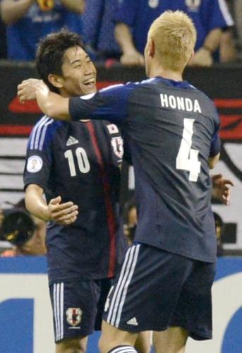 ＜日本・ヨルダン＞前半、チーム４点目のゴールを決め、本田（４）と抱き合う香川