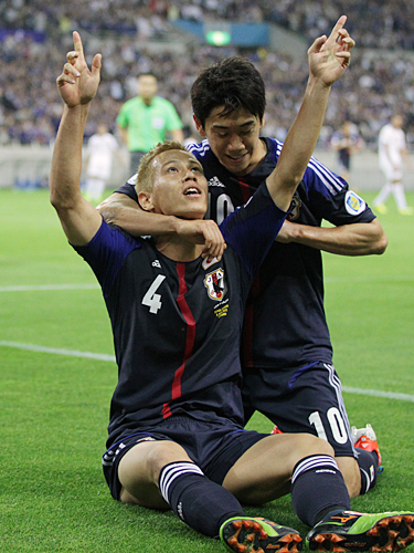 ＜日本・ヨルダン＞前半２２分、チーム２点目のゴールを決めた本田（左）は、香川に抱きつかれながら天を指さす