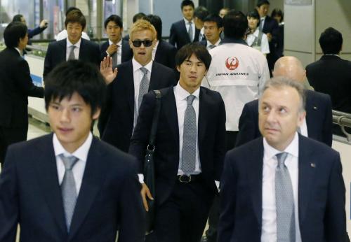 オーストラリア戦を終え、帰国した本田（奥）らサッカー日本代表の選手たち。手前右はザッケローニ監督