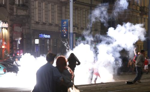 ＜ポーランド対ロシア＞ポーランド警察によってファンの暴動を鎮静化するため催涙ガスが使われた