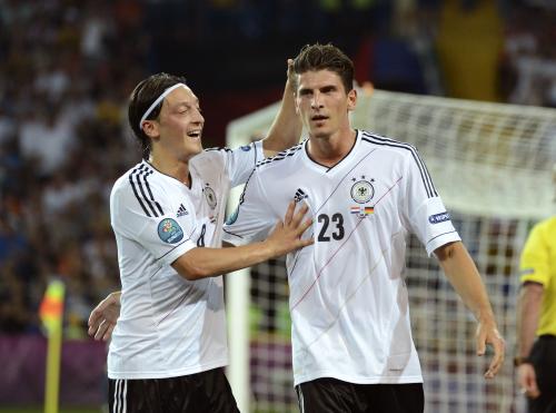 ＜オランダ１―２ドイツ＞２得点を決める活躍したドイツ代表ＦＷゴメス（右）とＭＦエジル