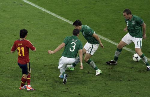 ＜スペイン４―０アイルランド＞相手ＤＦ３人の隙間を狙ってゴールを決めたシルバ（左端）