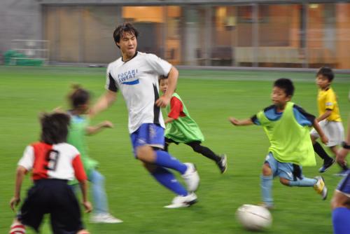 子どもたちと一緒にミニゲームに参加するサッカー日本代表の岡崎