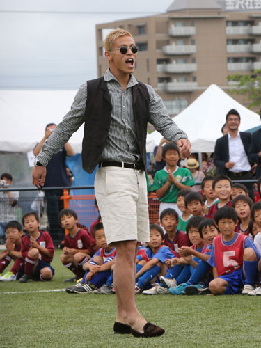 クライフコートオープニングを記念し、始球式で子どもたちの前でシュートし、声を上げる本田圭佑