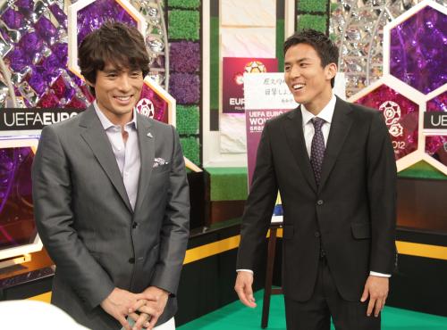 生放送を終えた長谷部誠が、番組解説役で日本代表キャプテンの先輩である宮本氏（左）と報道陣の質問に答える
