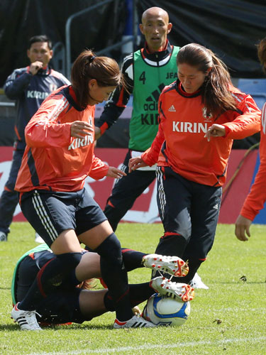 ＜サッカー女子日本代表練習＞佐々木監督（左）の前で宇津木（左から２人目）らと激しく競り合う沢（右）
