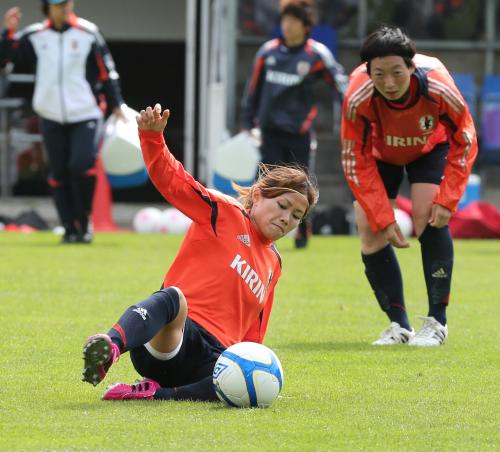 ＜サッカー女子日本代表練習＞スライディングする川澄（左）（右は矢野）