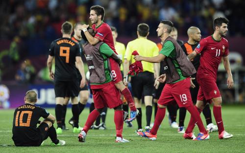 ＜ポルトガル２―１オランダ＞予選リーグ敗退が決まり座り込むスナイダー（左端）